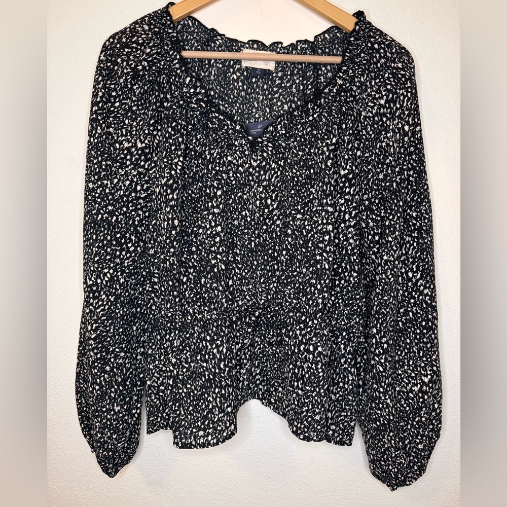 NEW Universal Thread Black and White Blouse